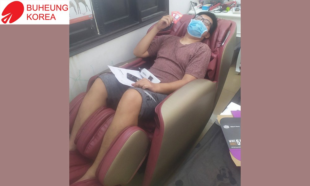 khach-hang-mu-ghe_8db356ef5fdd46feaf3ddda073a2d276 Ghế massage Buheung MK-6700 - Thư giãn tại nhà mùa Covid 3