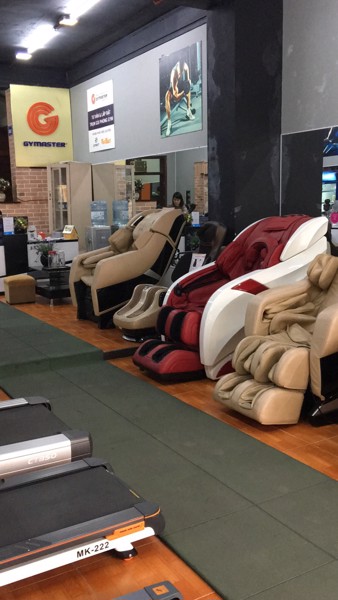 showroom-ghe-massage-Ha-Noi