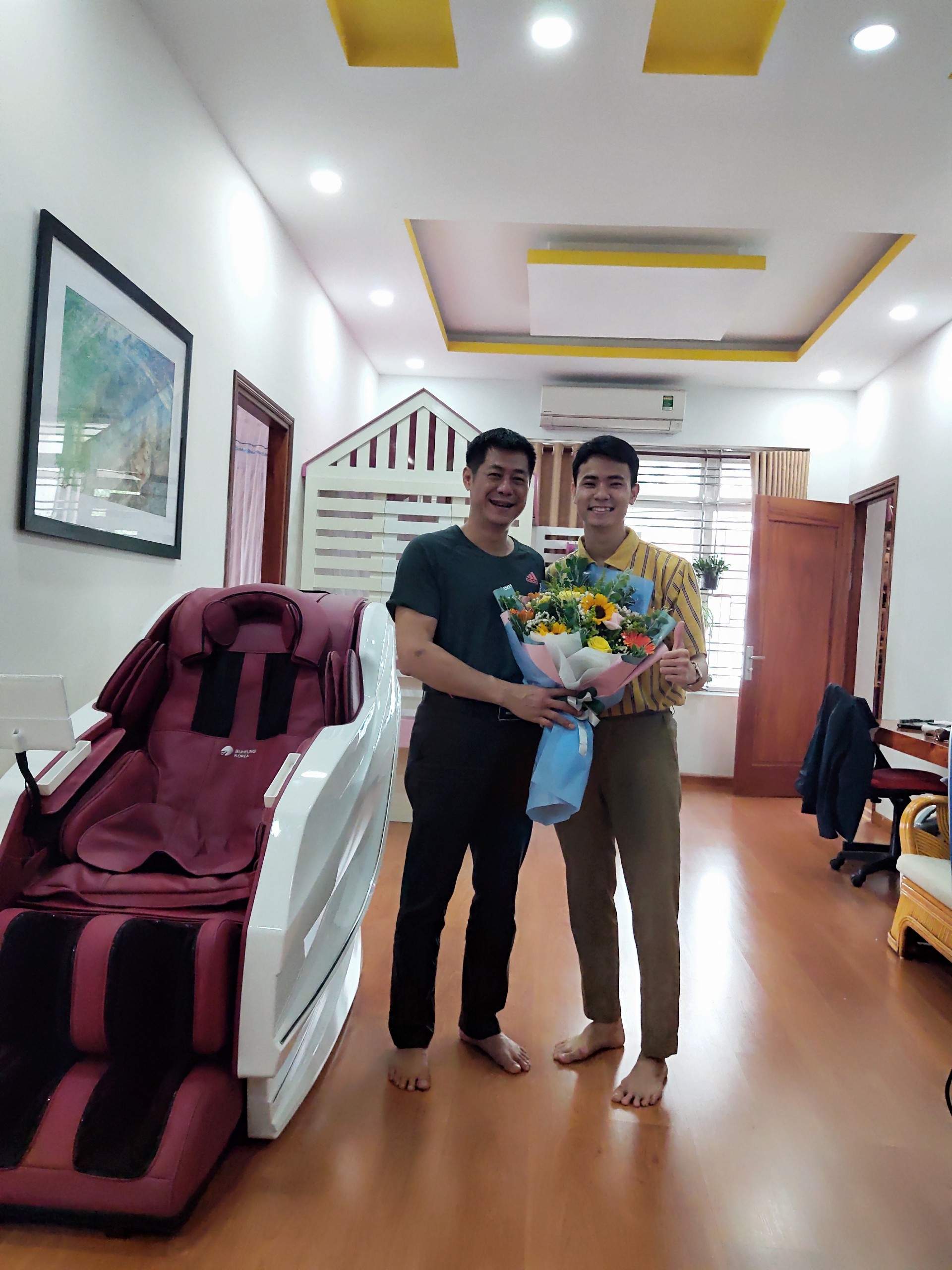 Anh Giang tươi cười rạng rỡ khi nhân viên giao ghế massage đến nhà 1