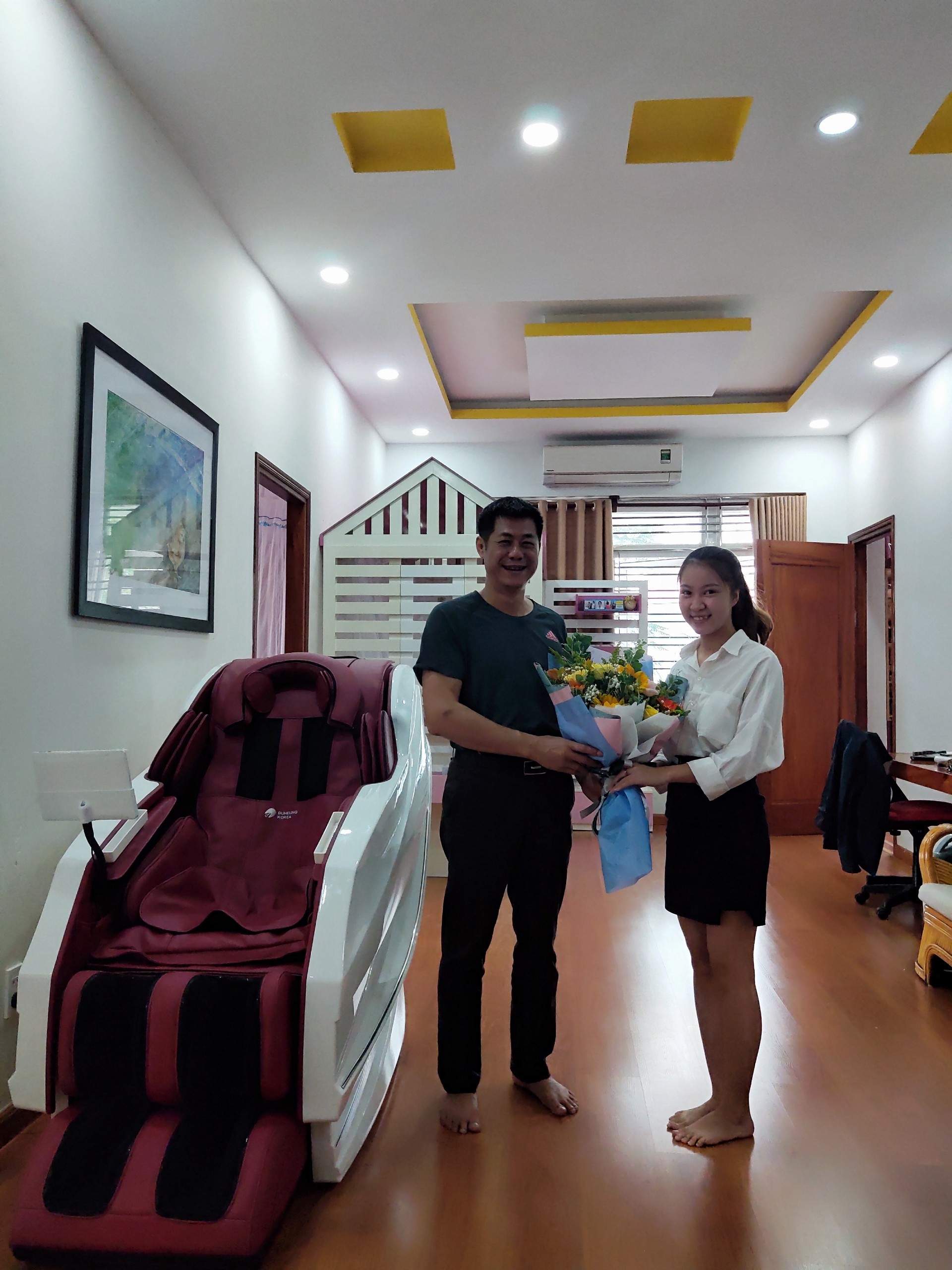 Anh Giang tươi cười rạng rỡ khi nhân viên giao ghế massage đến nhà 2