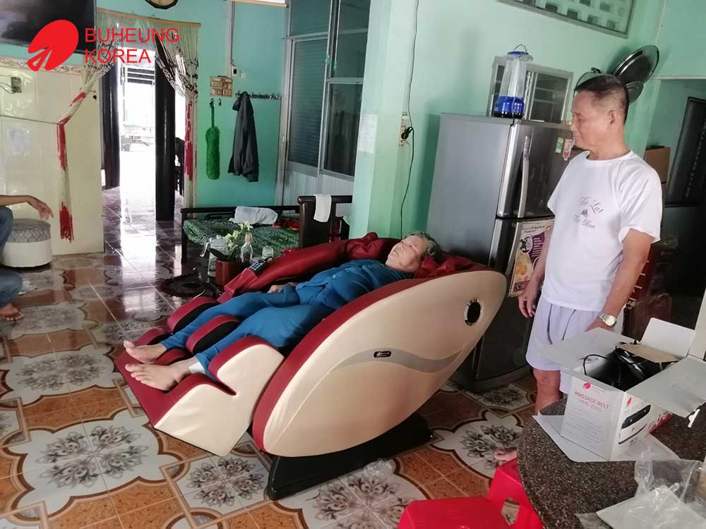 "Nhìn bà nó nằm ghế massage mà tôi thấy ấm trong lòng" - bác Thiện chia sẻ 1 "Nhìn bà nó nằm ghế massage mà tôi thấy ấm trong lòng" - bác Thiện chia sẻ 1