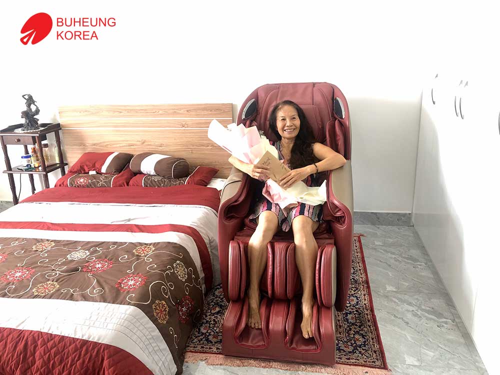 "Ghế massage màu này hợp với phòng ngủ của tôi, mà tôi cũng hay đau lưng nữa, nên mua thôi" - chị Thùy 1