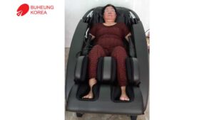 "Con mua cho má ghế mới rồi, má nằm đi, đệm dày lắm" - chị Hoa, Quận 3 11