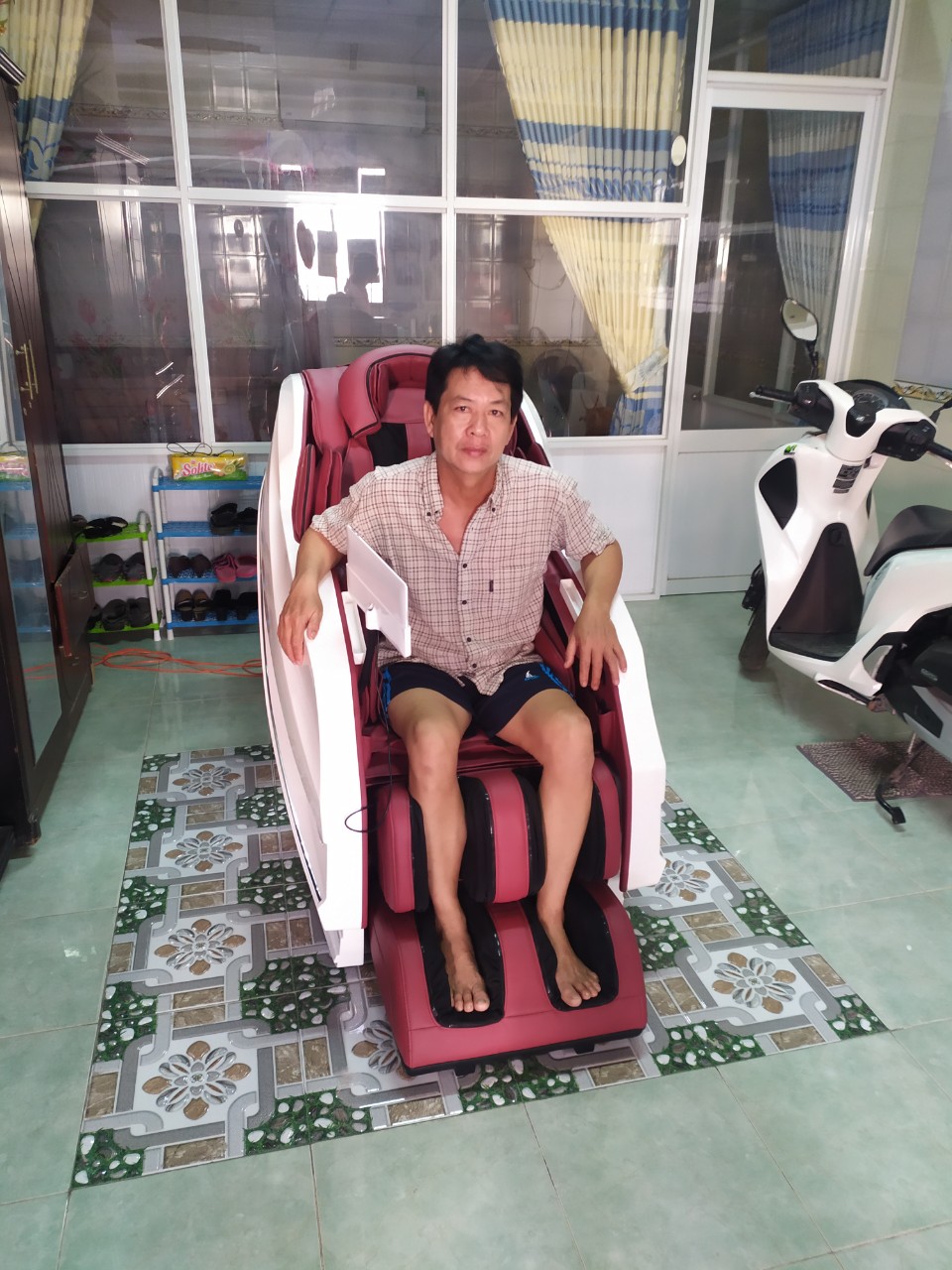 "Giá một chiếc ghế massage thật ra rẻ hơn rất nhiều so với chi phí chữa bệnh" _ Anh Thành - Quận 9 1 "Giá một chiếc ghế massage thật ra rẻ hơn rất nhiều so với chi phí chữa bệnh" _ Anh Thành - Quận 9 1