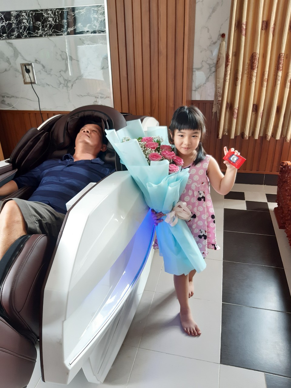 "Con gái rượu của tôi nó mừng lắm khi tôi mua ghế massage" _ Anh Duy - Hóc Môn 1