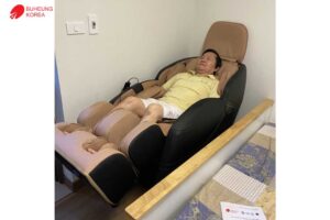 "Nhiều lúc tôi ngủ quên trên chiếc ghế massage mặc dù nó nằm ngay cạnh giường của tôi"_ chú Quân, Bình Định 17