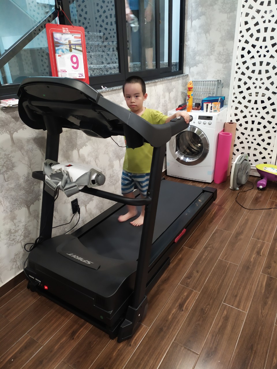 "Nhóc nhà tôi thích cái máy chạy bộ này hơn cả thôi nữa"_ chị Thanh, Đà Nẵng 1 "Nhóc nhà tôi thích cái máy chạy bộ này hơn cả thôi nữa"_ chị Thanh, Đà Nẵng 1