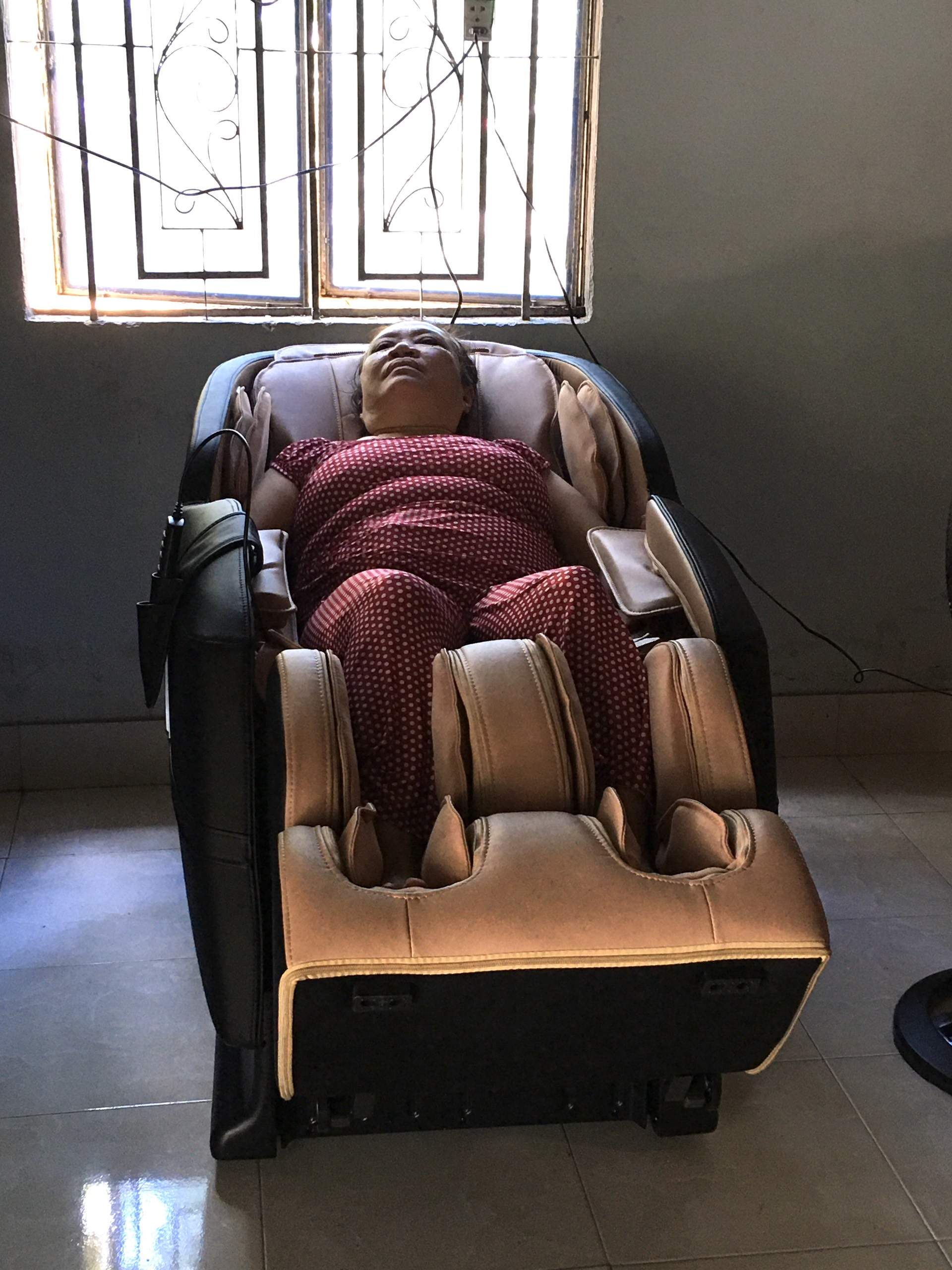 "Chăm sóc sức khỏe bằng ghế massage khiến tôi thật sự an tâm"_ cô Hồng, Cao Bằng 1