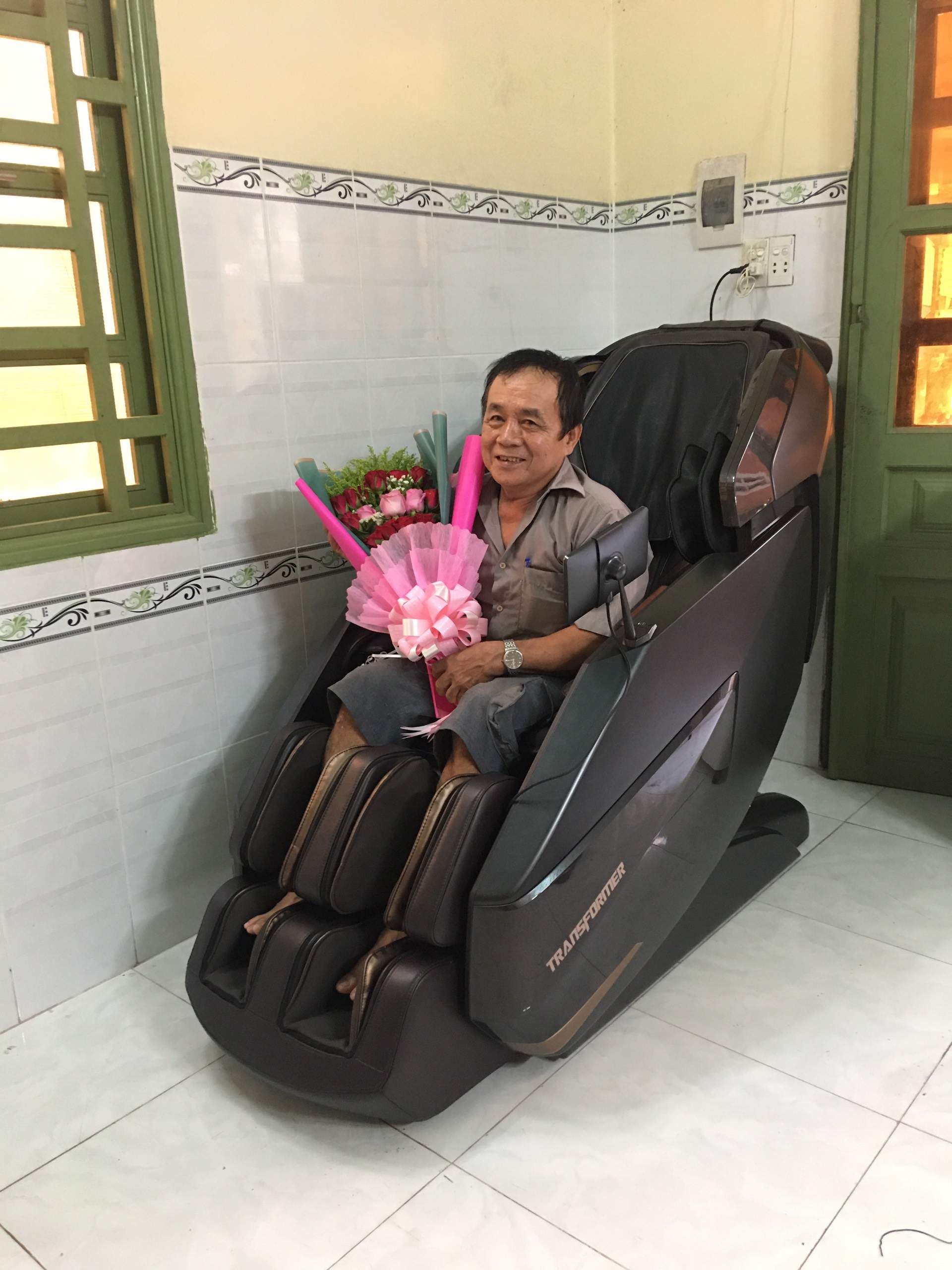 "Chiếc ghế massahe này kéo dãn rất đã, tôi thích nhất bài massage Thái"_ chú Nhân, Bà Rịa 1
