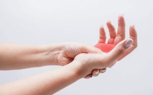 Tê tay chân có ảnh hưởng gì không? 35