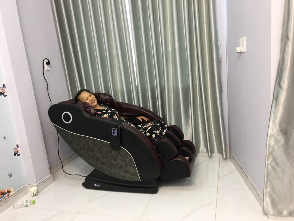 "Nằm ghế massage 30'/ngày cải thiện sức khỏe rõ rệt"_ cô Hoa, Hậu Giang 1 "Nằm ghế massage 30'/ngày cải thiện sức khỏe rõ rệt"_ cô Hoa, Hậu Giang 1