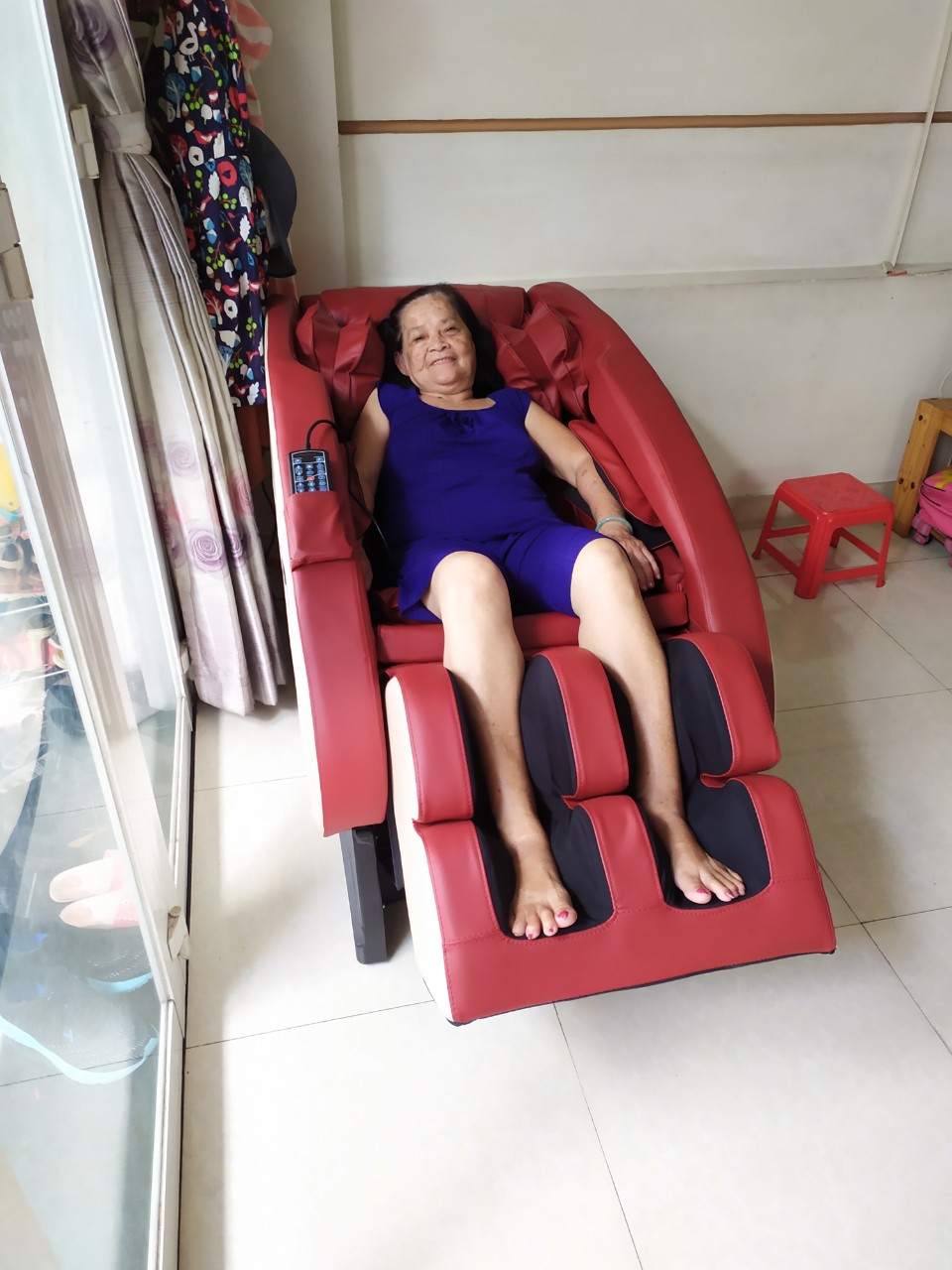 "Dịch bệnh phức tạp nên tôi chọn nằm ghế massage tại nhà để bảo vệ sức khỏe"_ cô Nhàn, Bến Tre 1 "Dịch bệnh phức tạp nên tôi chọn nằm ghế massage tại nhà để bảo vệ sức khỏe"_ cô Nhàn, Bến Tre 1