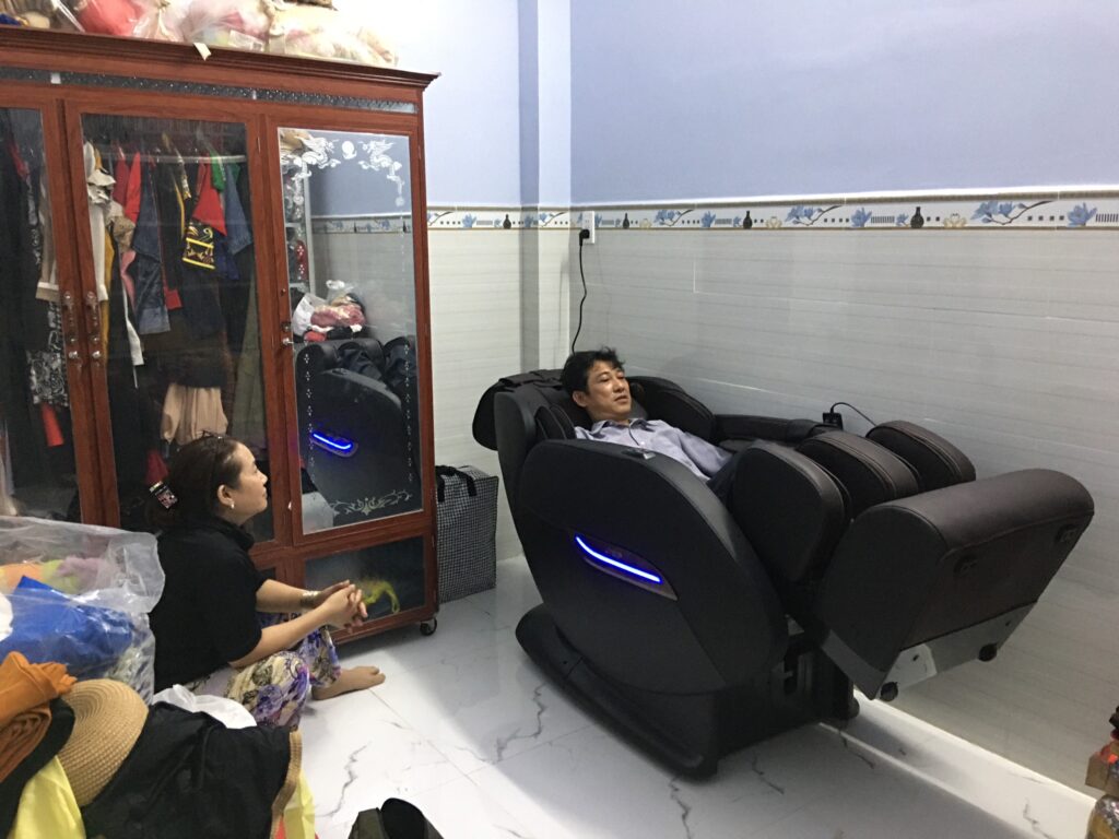 "Ghế massage, mua một lần, khỏe một đời"_ chị Hân, Quận12 1 "Ghế massage, mua một lần, khỏe một đời"_ chị Hân, Quận12 1
