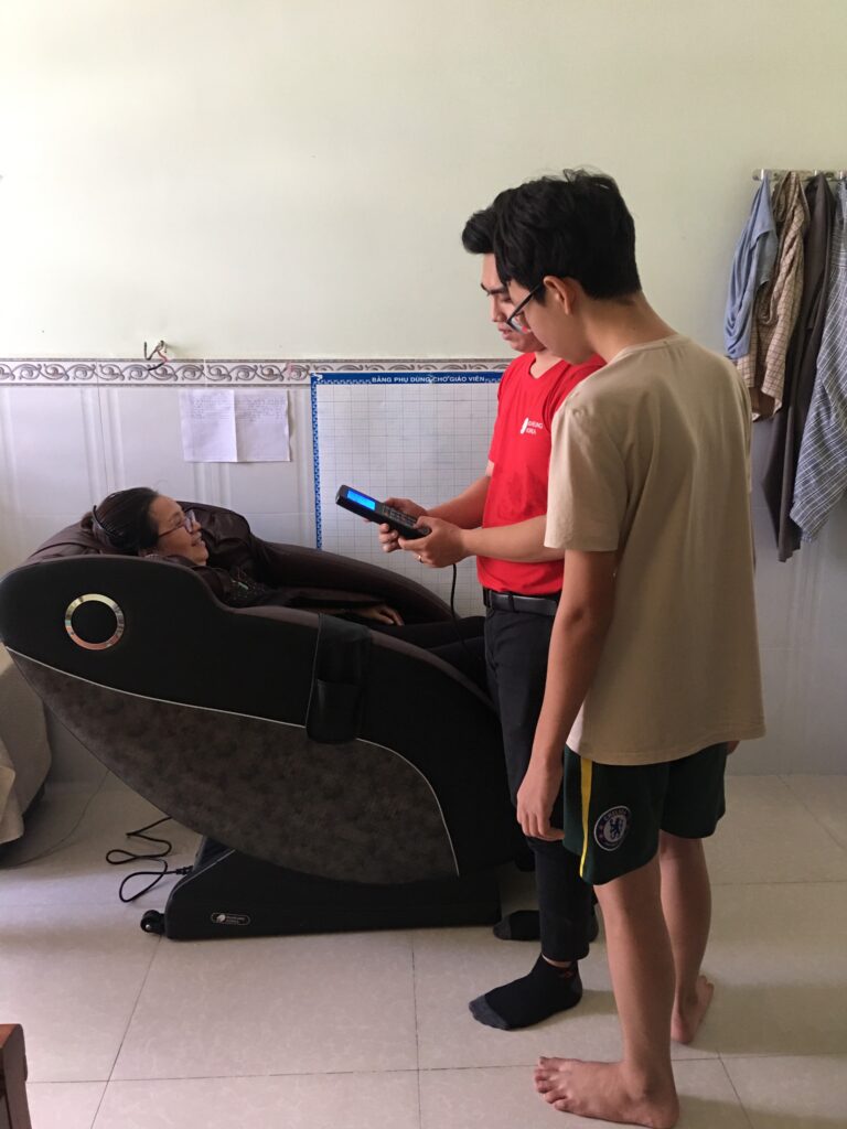 "Nhìn cách bấm remote để mai bấm cho ngoại nằm ghế massage"_ em Tú, Đồng Nai 1