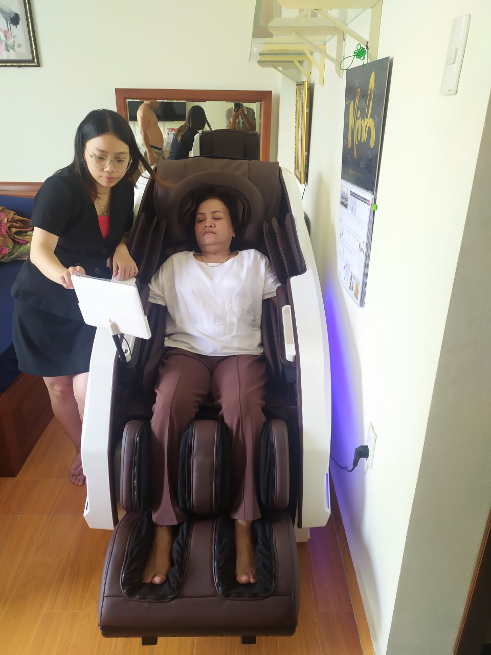 "Ghế massage tuyệt vời, nhân viên tư vấn nhiệt tình, lắp đặt bảo hành tại nhà, duyệt"_ chị Tiên, Quận 10 1 "Ghế massage tuyệt vời, nhân viên tư vấn nhiệt tình, lắp đặt bảo hành tại nhà, duyệt"_ chị Tiên, Quận 10 1