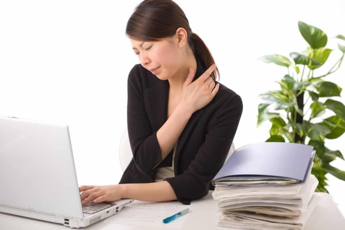 Ghế Massage Trị Liệu Là Gì? Có Hiệu Quả Không? 7 Minh họa dân công sở đau vai gáy