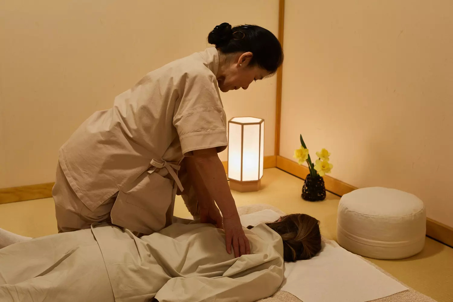Ghế Massage Trị Liệu Là Gì? Có Hiệu Quả Không? 3 Minh họa phương pháp Shiatsu massage
