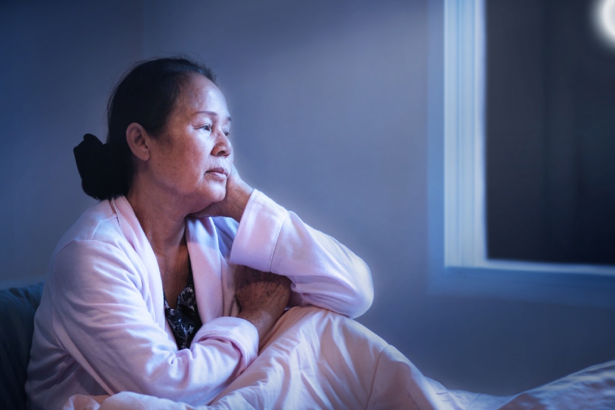 Minh họa người lớn tuổi thường xuyên mất ngủ