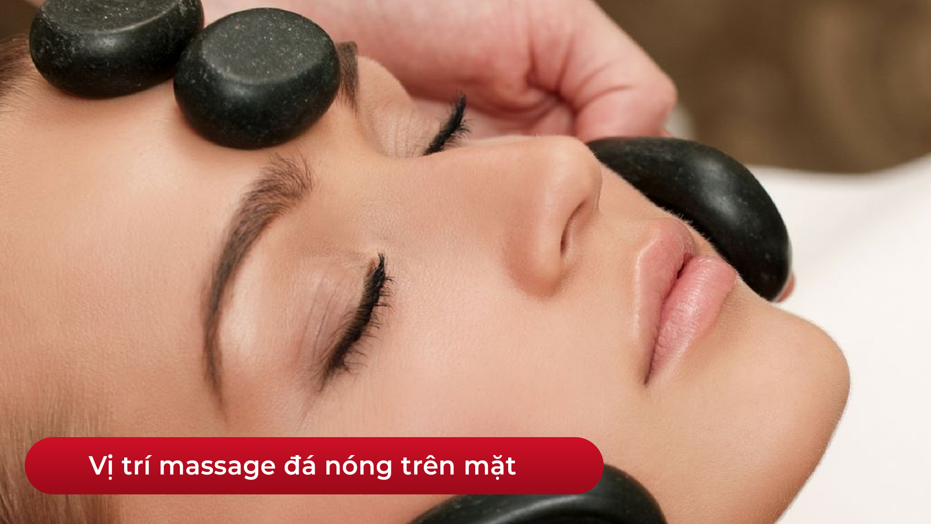 Tác Hại & Lợi Ích Sức Khỏe Của Massage Đá Nóng Nên Biết 2 Minh họa massage đá nóng trên mặt