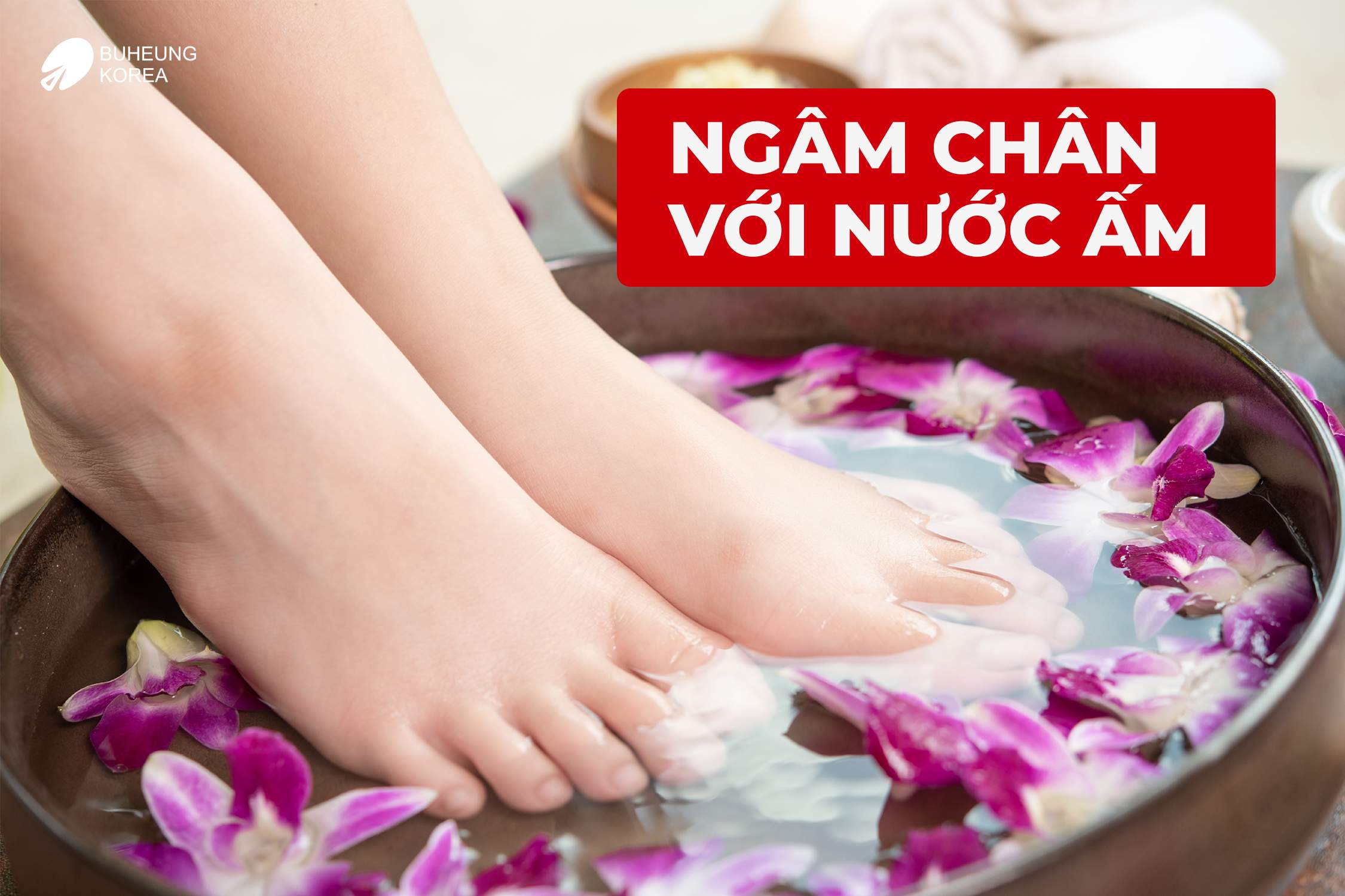 Ngâm bàn chân với nước ấm 