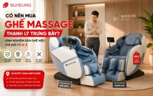 Người phụ nữ đang băn khoăn lựa chọn giữa ghế massage mới nguyên và ghế massage thanh lý có tem giảm giá trong showroom.