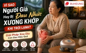Người cao tuổi đang xoa bóp khớp gối với vẻ mặt lo lắng nhìn ra ngoài cửa sổ trời mưa, tượng trưng cho nỗi đau nhức xương khớp khi thời tiết thay đổi.