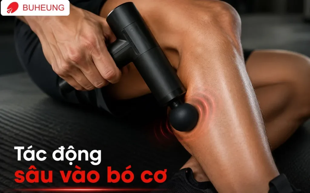Cận cảnh súng massage cầm tay đang hoạt động trên bắp chân của người tập thể thao, minh họa cơ chế liệu pháp gõ sâu giúp phá vỡ các nút thắt cơ và giảm đau nhức hiệu quả.