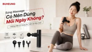 Hình ảnh một người đang sử dụng súng massage Buheung để thư giãn vai hoặc bắp chân sau tập luyện, minh họa cách sử dụng an toàn và hiệu quả thiết bị massage. Từ khóa: súng massage, thư giãn cơ, phục hồi sau tập.