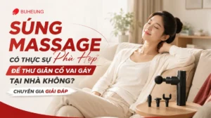 Người phụ nữ đang thư giãn cổ vai gáy thoải mái tại nhà với súng massage Buheung MK-330 đặt gần đó, gợi cảm giác bình yên và thoải mái.