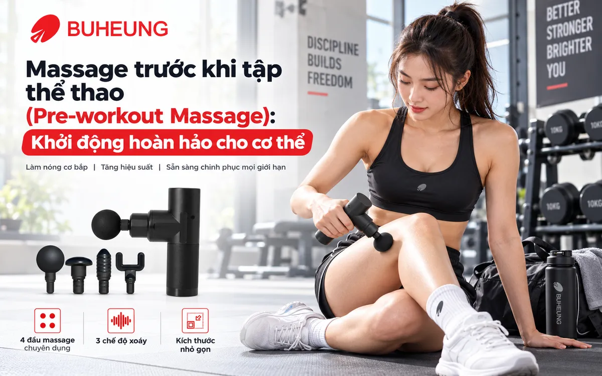Người dùng sử dụng gậy massage cầm tay để tự làm nóng cơ, chuẩn bị cho buổi tập thể thao.