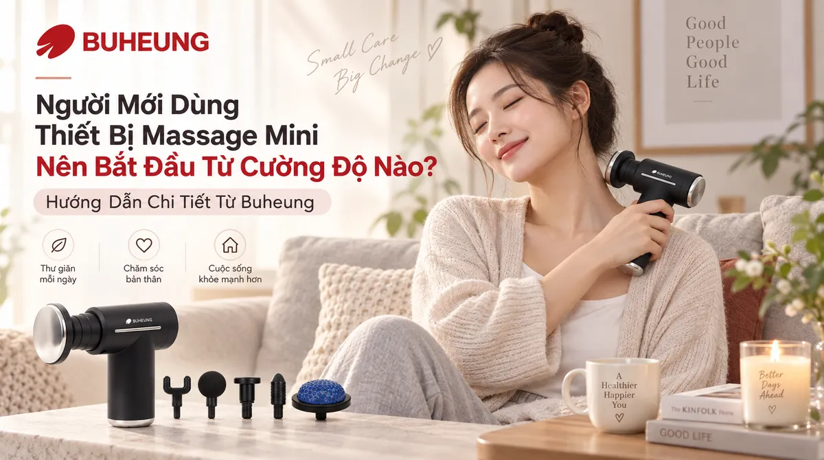 Người phụ nữ thư giãn tại nhà với máy massage mini cầm tay, gương mặt thoải mái và không gian sống ấm cúng, phù hợp cho người mới sử dụng thiết bị massage.