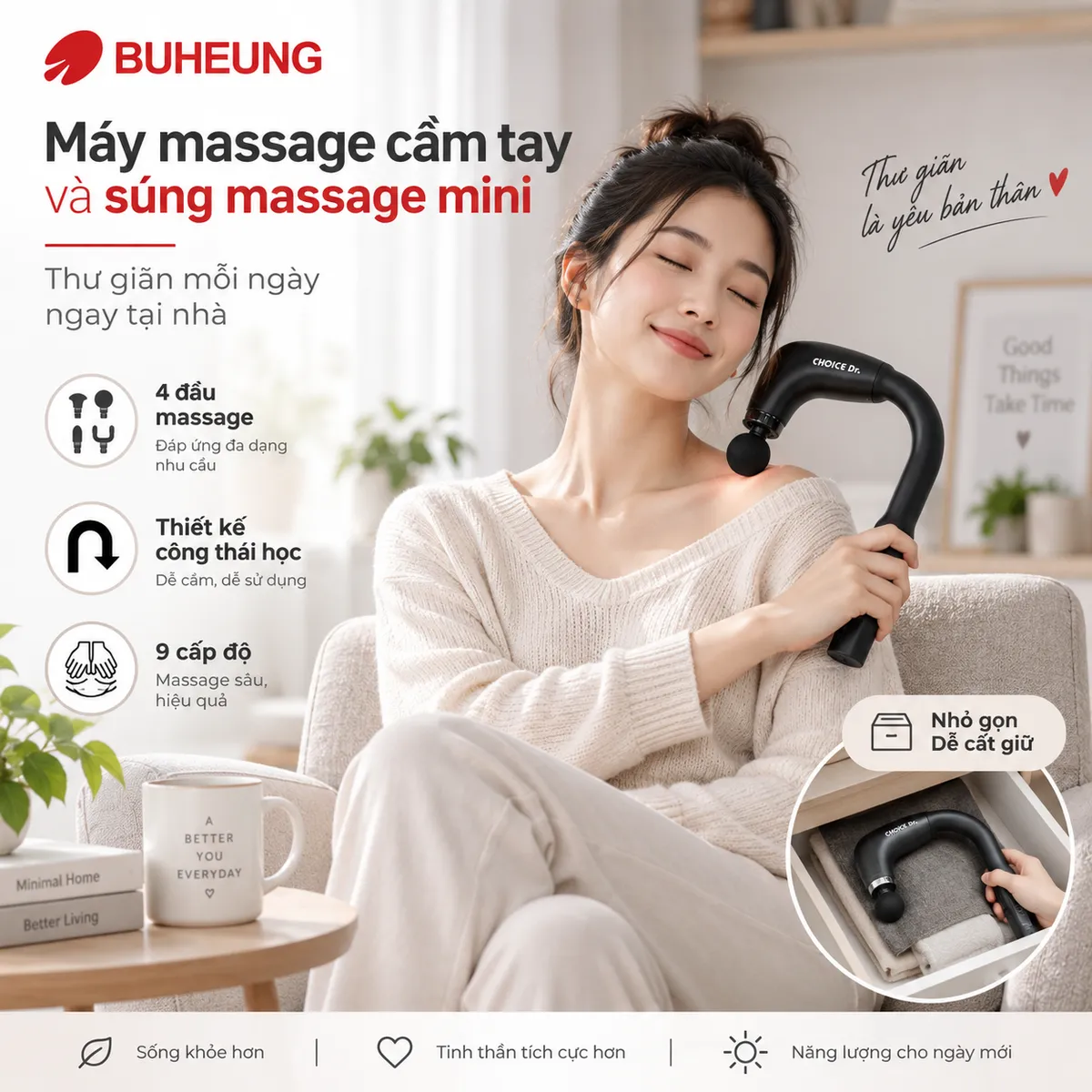 Người dùng đang thư giãn với súng massage mini Buheung trên vai trong không gian sống tiện nghi, thể hiện tính dễ dùng, nhỏ gọn và tiện lợi của sản phẩm.