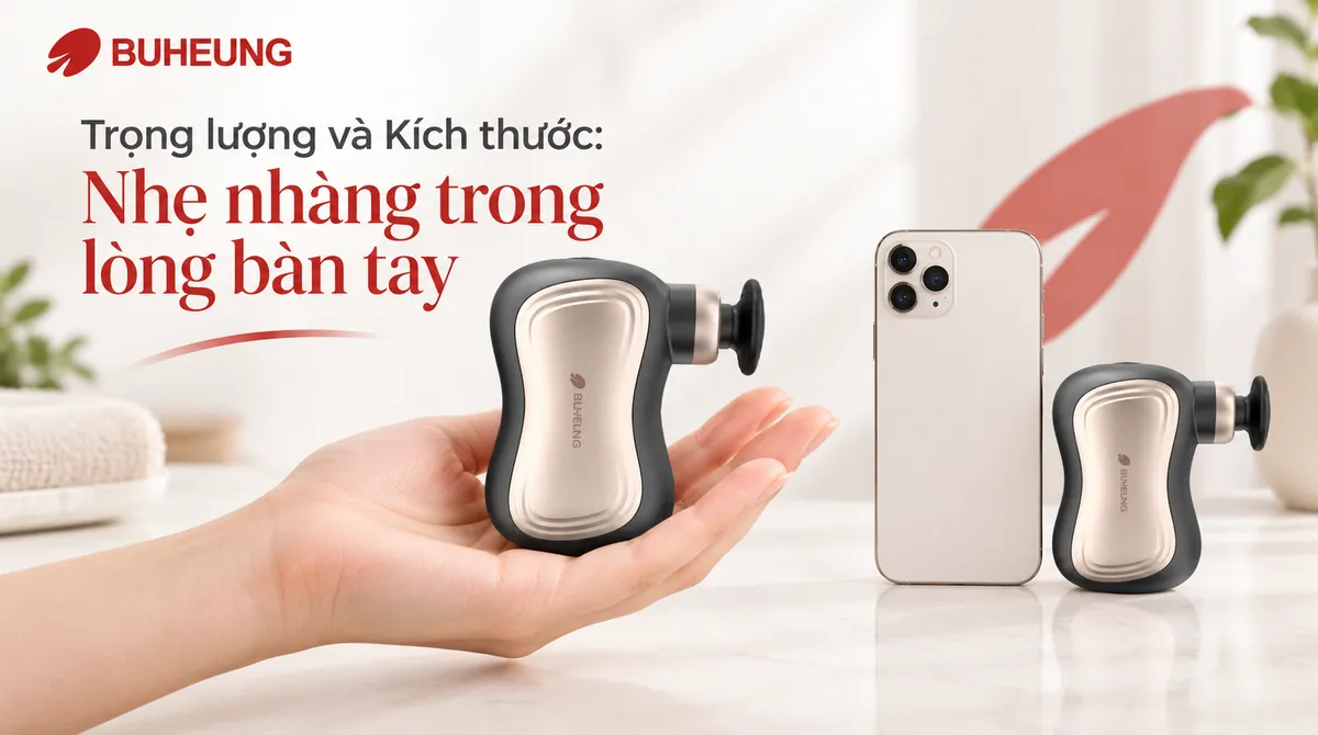 Hình ảnh thiết bị massage mini cầm tay nhẹ, dễ cầm bằng một tay, đặt trên lòng bàn tay hoặc so sánh với điện thoại để nhấn mạnh kích thước nhỏ gọn và trọng lượng tối ưu.