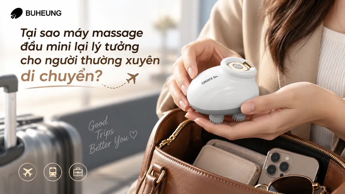 Cận cảnh máy massage đầu mini nằm gọn trong lòng bàn tay, minh họa sự nhỏ gọn và dễ mang theo khi di chuyển, công tác, du lịch.